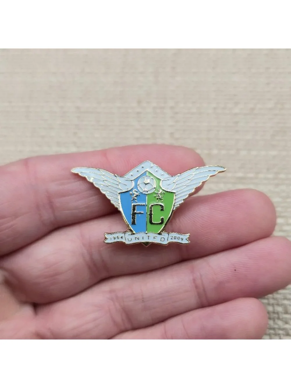 FC United 1964-2009 Anniversary Soccer Football Winged Crest Enamel Pin A8523